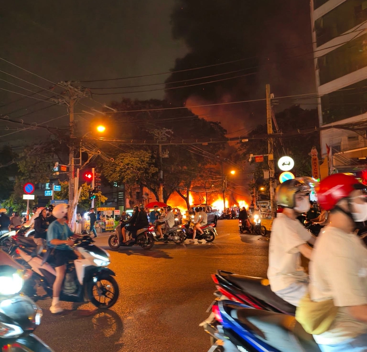 Chợ Thanh Đa, TP.HCM cháy lớn trong đêm - Ảnh 3.