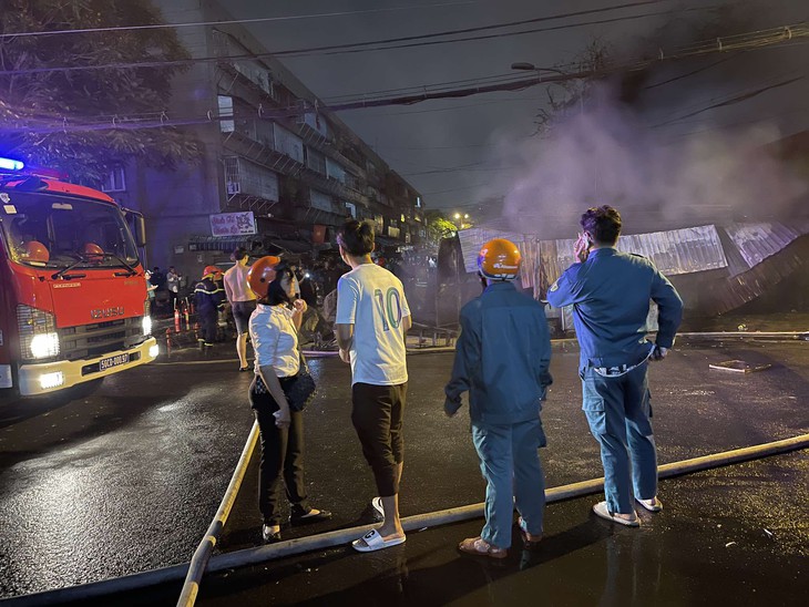 Chợ Thanh Đa, TP.HCM cháy lớn trong đêm - Ảnh 5.