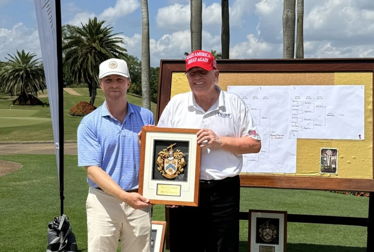 Ông Trump khoe thắng giải golf sau khi mặc đồ golf chỉ đạo quân đội đánh Yemen - Ảnh 1.