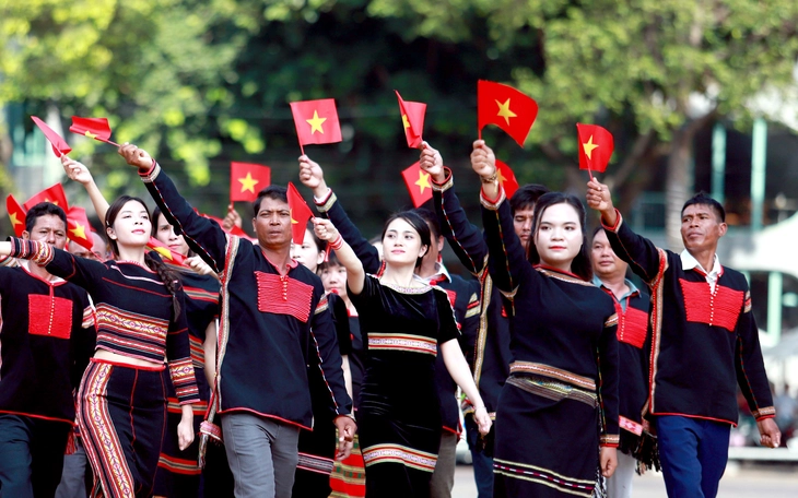 Bộ trưởng Nội vụ nêu thời điểm sáp nhập tỉnh, bỏ cấp huyện, vận hành chính quyền hai cấp - Ảnh 2.