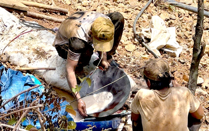 Đột nhập bãi vàng trái phép Hố Nước, nơi 'vàng tặc' dựng lều trại, cày xới núi đồi - Ảnh 2.