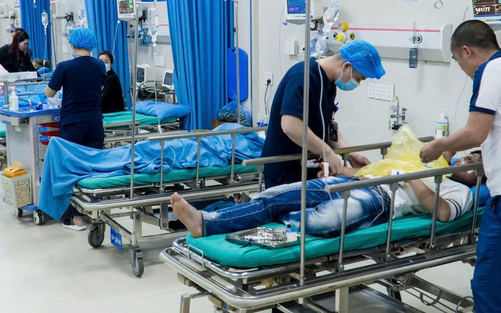 Tạm dừng sản xuất, lấy mẫu kiểm nghiệm bún tươi đổi màu từ trắng sang đỏ ở Đà Nẵng - Ảnh 2.