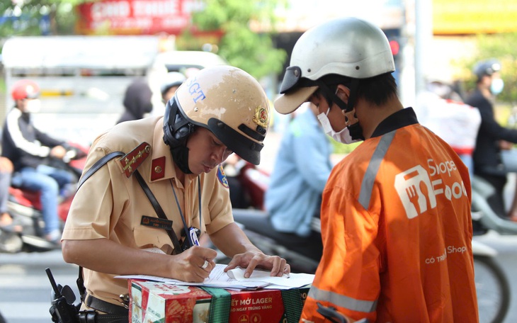 Không còn công an cấp huyện, người dân đóng phạt nguội ra sao? - Ảnh 2.