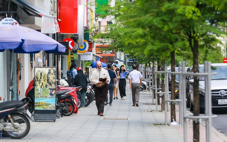 Vỉa hè bị lấn chiếm: Lãnh đạo địa phương chịu trách nhiệm thế nào? - Ảnh 3.