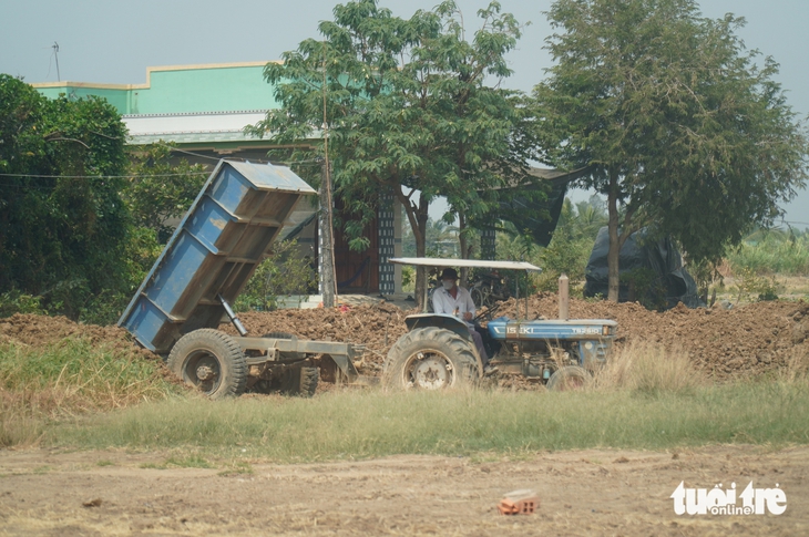 Khai thác đất mặt ruộng tràn lan trong vùng Ngọt hóa Gò Công - Ảnh 1.