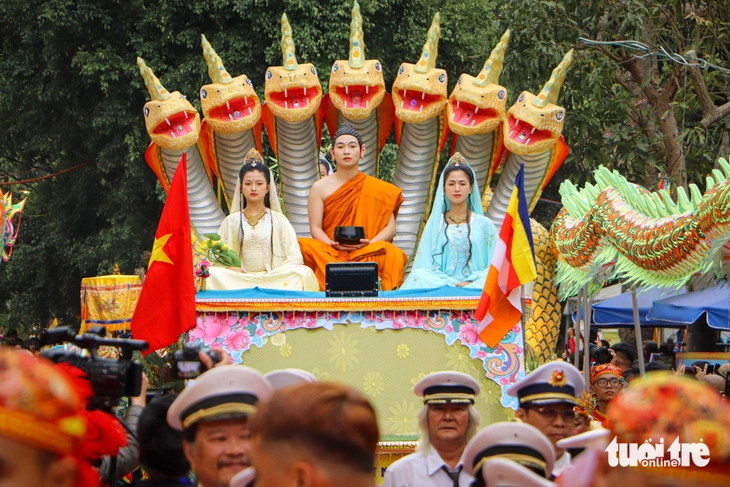 Hàng vạn người đổ về chiêm bái Lễ vía Đức Bồ Tát Quán Thế Âm tại Đà Nẵng - Ảnh 2.