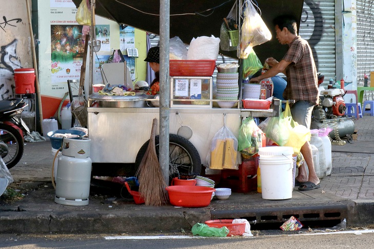 Đổ dầu mỡ, thức ăn vào cống: Hại môi trường, khổ công nhân thoát nước - Ảnh 1.