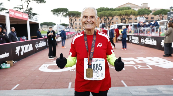 Cụ ông 92 tuổi Antonio Rao tươi cười chinh phục Rome Marathon - Ảnh 1.