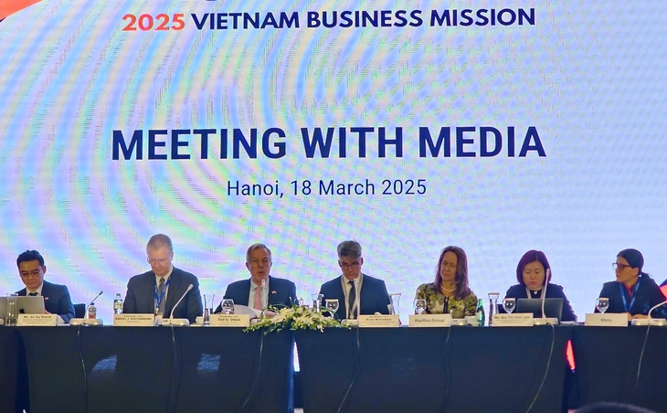 The largest ever American business delegation to Vietnam, believing in Vietnam's future - Photo 1.