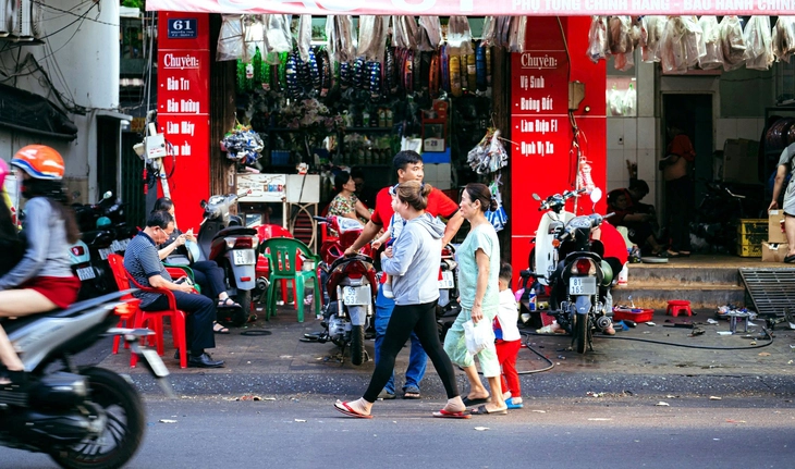 Vỉa hè bị lấn chiếm, trách nhiệm của lãnh đạo địa phương ra sao? - Ảnh 1.