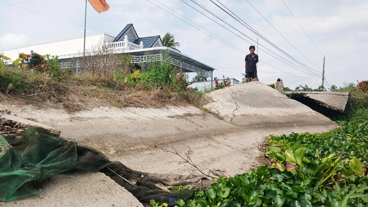 Nhiều tuyến giao thông ở Cà Mau vẫn bị chia cắt sau 1 năm sụt lún - Ảnh 1.