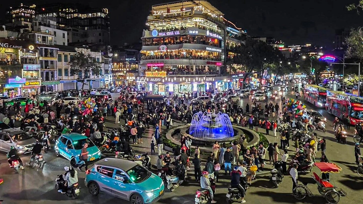 Công an cảnh báo việc tụ tập check-in chia tay tòa 'Hàm cá mập' - Ảnh 1.