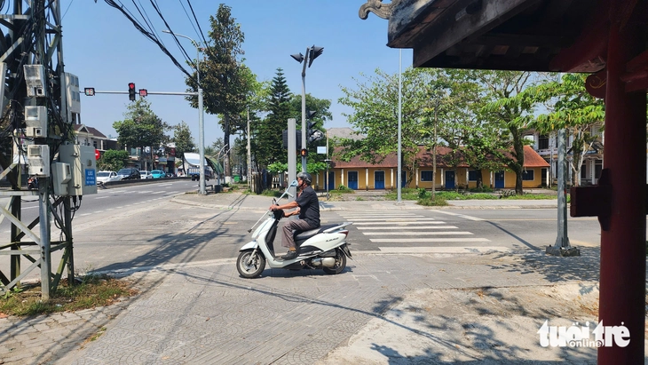 Lạ lùng nhiều tuyến đường nhựa làm xong rồi bị rào chắn lại - Ảnh 3.