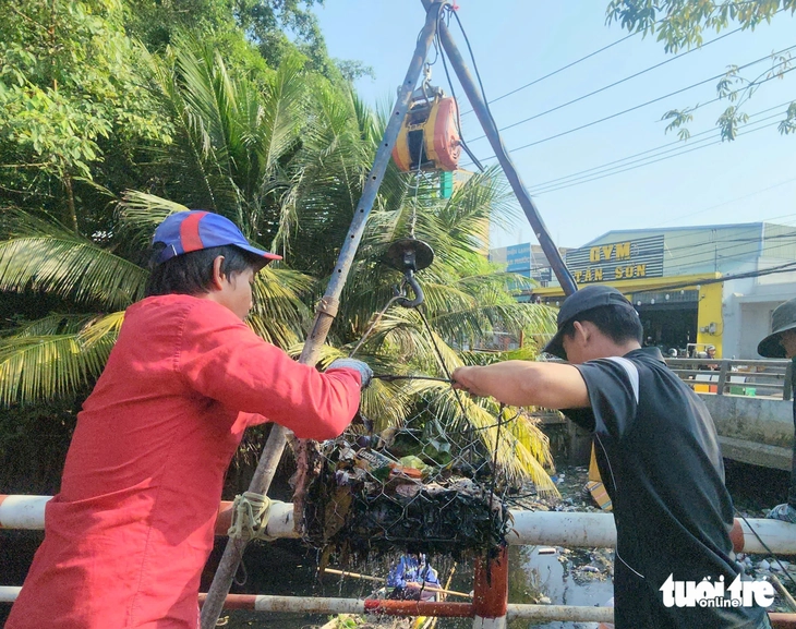 Huy động xe cuốc, xe ép rác dọn rác dồn ứ trên kênh ở quận Bình Tân sau phản ánh của Tuổi Trẻ - Ảnh 8.