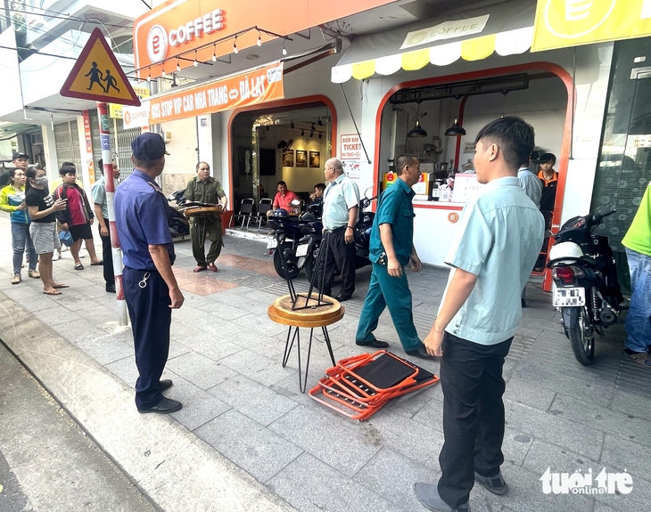 Nha Trang ra quân lập lại trật tự vỉa hè: Đoàn kiểm tra vừa nhắc nhở xong， hàng quán lấn chiếm ngay - Ảnh 2.