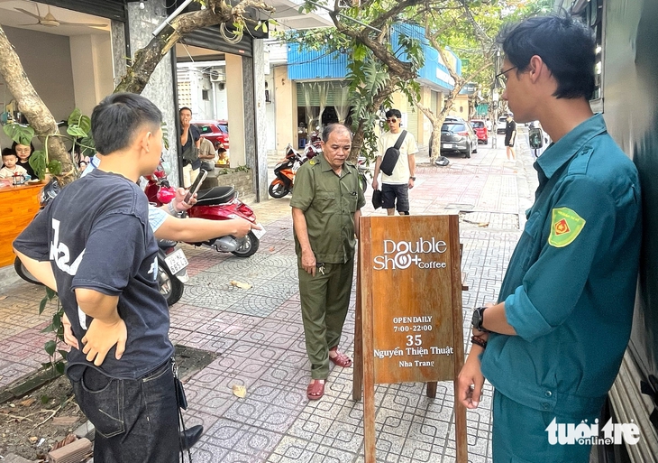 Nha Trang ra quân lập lại trật tự vỉa hè: Đoàn kiểm tra vừa nhắc nhở xong, hàng quán lấn chiếm ngay - Ảnh 3.