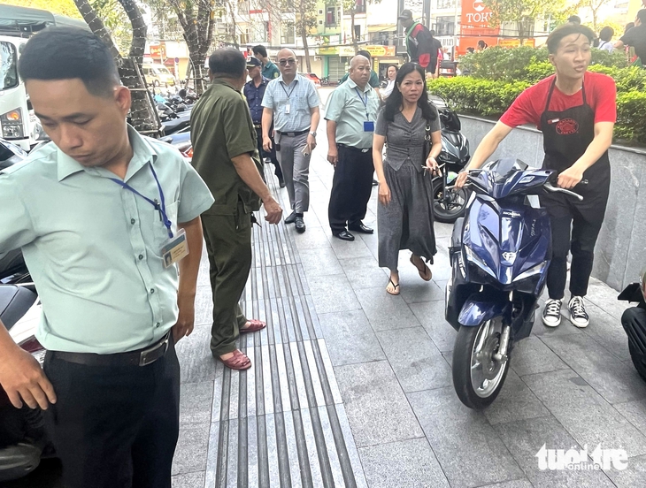 Nha Trang ra quân lập lại trật tự vỉa hè: Đoàn kiểm tra vừa nhắc nhở, hàng quán lại lấn chiếm - Ảnh 5.