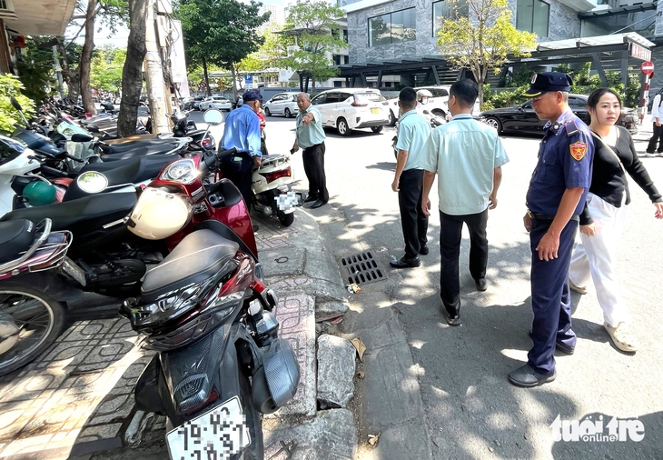 Nha Trang ra quân lập lại trật tự vỉa hè: Đoàn kiểm tra vừa nhắc nhở xong， hàng quán lấn chiếm ngay - Ảnh 6.