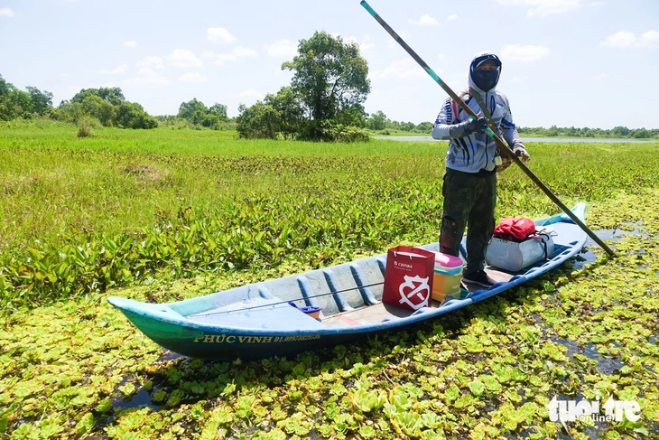 Khách mê câu cá lóc bông khủng và ngắm nhìn bèo tai tượng nhuộm vàng Vườn quốc gia U Minh Thượng - Ảnh 3.