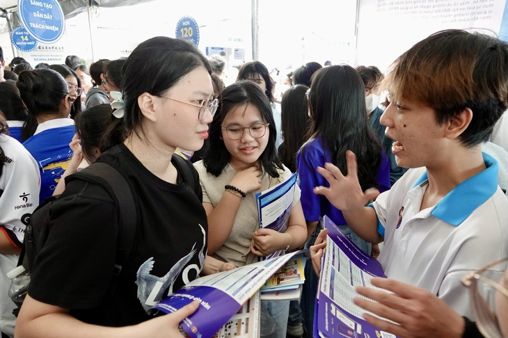 'Rất nhiều thầy cô ở đây, hãy hỏi thật nhiều, tìm hiểu kỹ trước khi chọn trường, chọn ngành' - Ảnh 13.