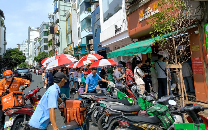 Dẹp nạn lấn chiếm vỉa hè: Bạn đọc Tuổi Trẻ tiếp tục đề xuất các giải pháp - Ảnh 2.