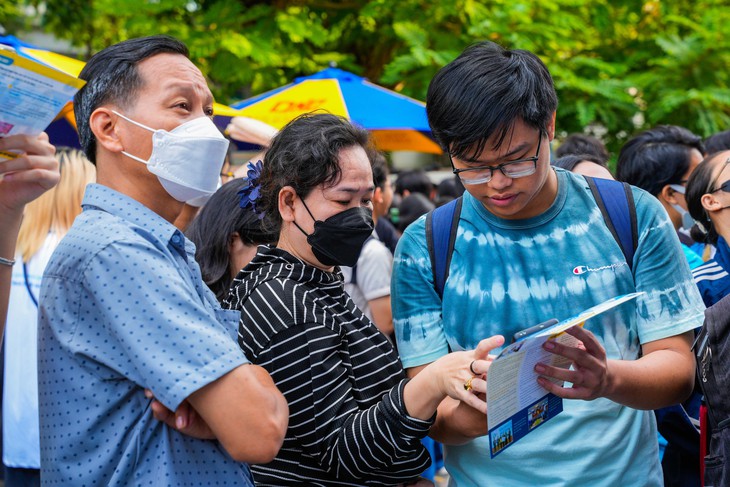 Ngày hội Tư vấn tuyển sinh - hướng nghiệp 2025 qua 'lăng kính' của sinh viên truyền thông - Ảnh 4.