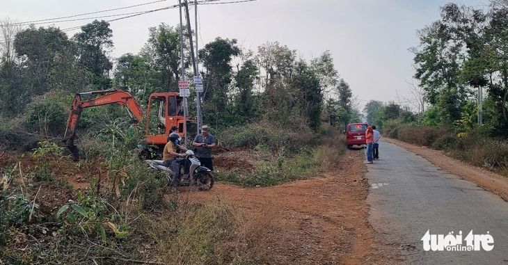 Trước thông tin sáp nhập tỉnh, người dân Đắk Lắk ùn ùn làm thủ tục đất đai - Ảnh 5.