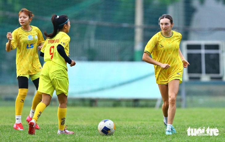 Ashley Tram Anh và Chelsea Le háo hức khoác áo CLB nữ TP.HCM - Ảnh 2.