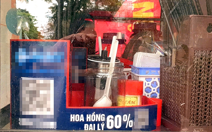 Bất ngờ được tặng mũ bảo hiểm có chứa quảng cáo cờ bạc online - Ảnh 3.
