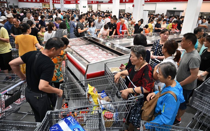 Ông Trump nổi giận, kêu nhà bán lẻ Walmart tự gánh thuế quan - Ảnh 2.