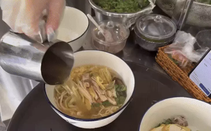 Phở bò Phú Gia không rau không giá, giữ trọn hồn phở Bắc giữa lòng Sài Gòn - Ảnh 6.