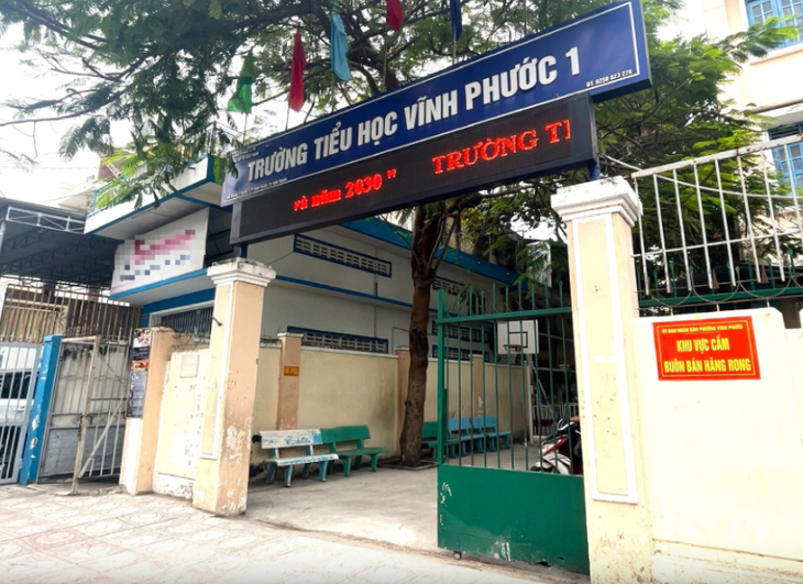 Vụ cô giáo tiểu học 'tố' bị hai cha con lôi ra sân trường: Khởi tố vụ án hình sự - Ảnh 1.