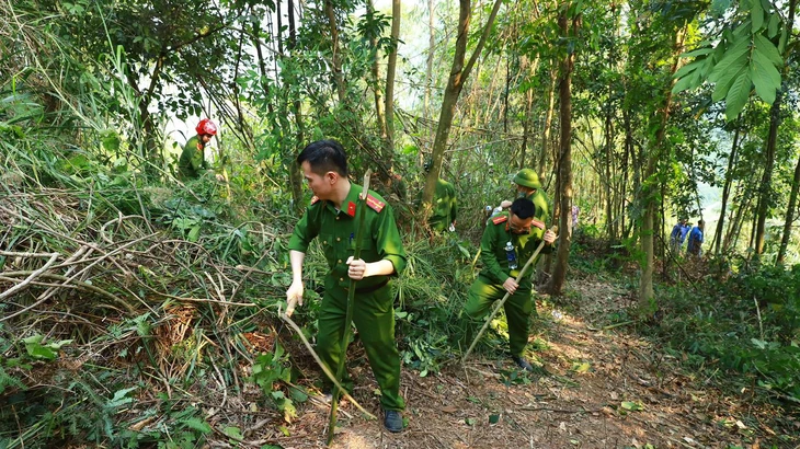 Xuyên đêm chữa cháy rừng tại núi nghiêm - Ảnh 7.