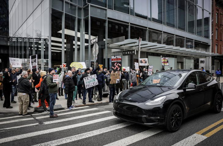 Ông Trump cảnh báo án tù 20 năm với những người phá hoại tài sản của Tesla - Ảnh 1.