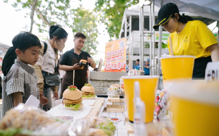 Bánh mì thùng phuy của ông chủ Việt kiều  - Ảnh 1.