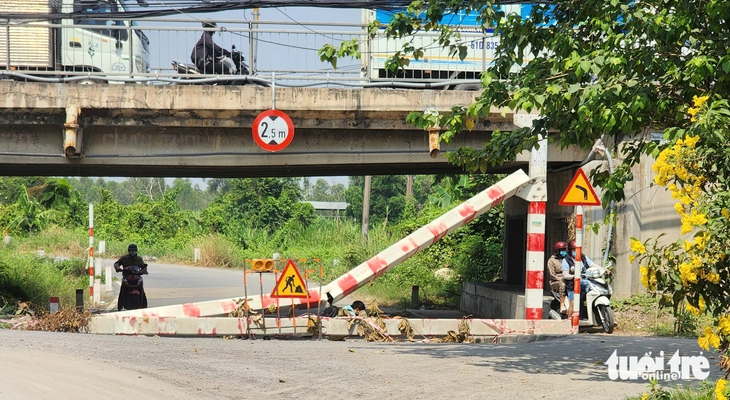 Kiểm tra vụ xe tông ngã khung hạn chế chiều cao dưới dạ cầu Xáng, Hóc Môn - Ảnh 1.