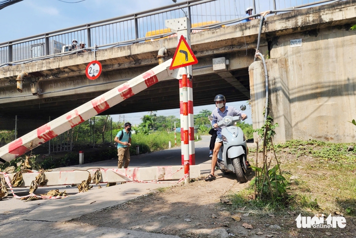 Kiểm tra vụ xe tông ngã khung hạn chế chiều cao dưới dạ cầu ở Hóc Môn - Ảnh 2.