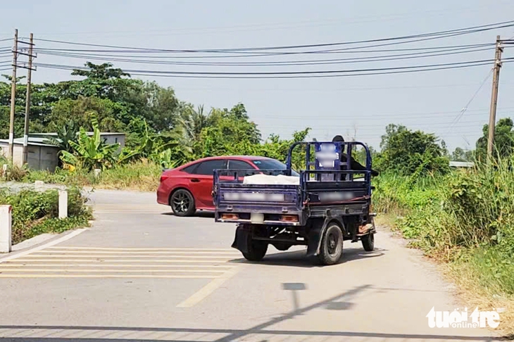 Kiểm tra vụ xe tông ngã khung hạn chế chiều cao dưới dạ cầu ở Hóc Môn - Ảnh 3.