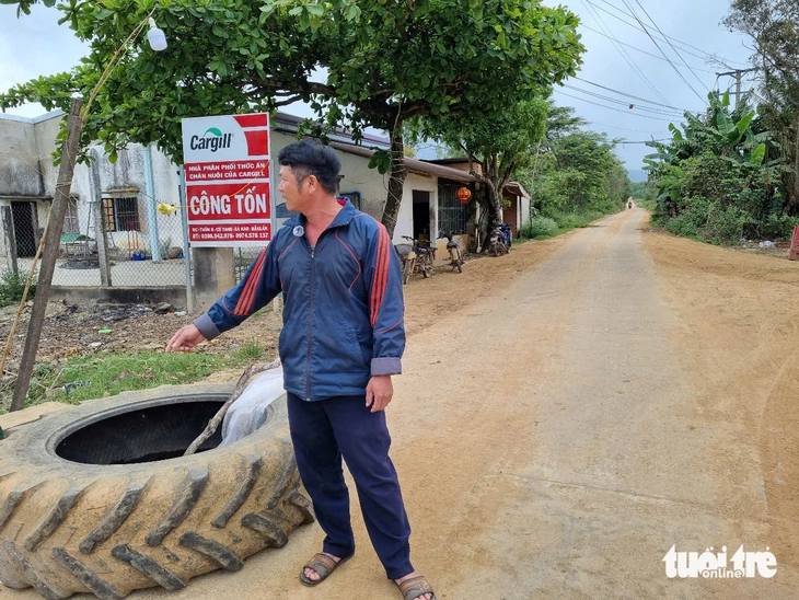 Người dân chặn xe chở đá làm cao tốc vì sợ nhà thầu thất hứa - Ảnh 2.