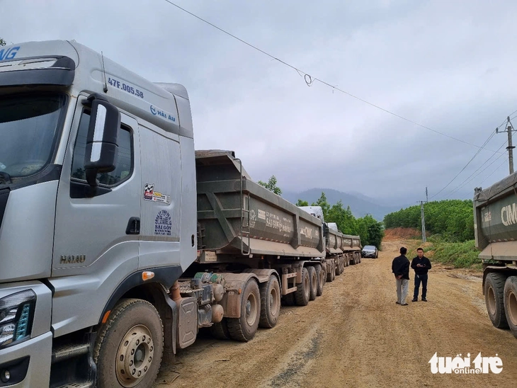 Người dân chặn xe chở đá làm cao tốc vì sợ nhà thầu thất hứa - Ảnh 3.