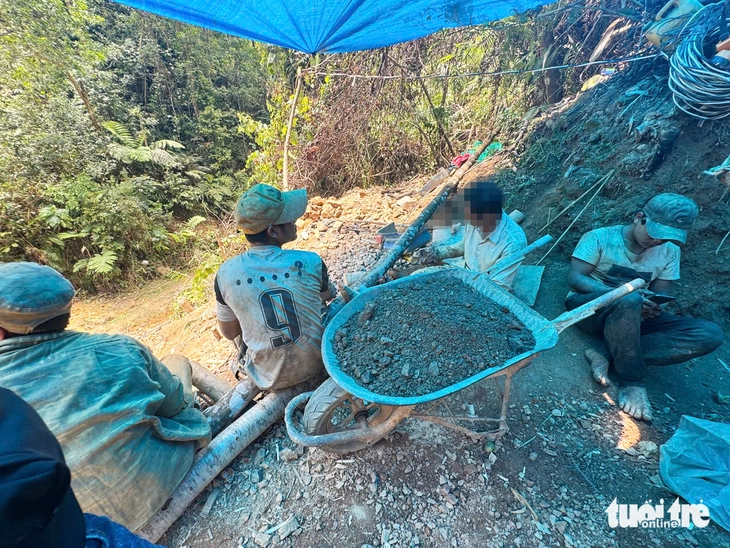 Kiểm tra bãi vàng trái phép Tuổi Trẻ phản ánh, phát hiện lán trại, máy móc... nhưng không có người! - Ảnh 2.