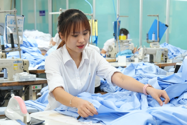 Bộ Nội vụ trình tăng lương tối thiểu 7,2% từ 1-1-2026 - Ảnh 1. tăng lương - Ảnh 1.
