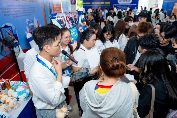 HUTECH Alumni Job Fair 2025: Cầu nối cựu sinh viên và thế hệ sau - Ảnh 1.