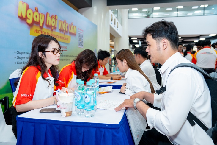 HUTECH Alumni Job Fair 2025: Cầu nối cựu sinh viên và thế hệ sau - Ảnh 4.