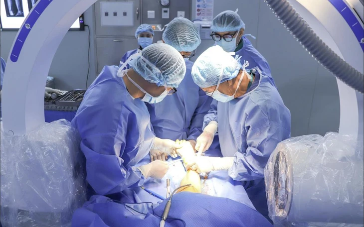 Hai bệnh viện phối hợp khẩn, bệnh nhân tai nạn giao thông nặng thoát chết ngoạn mục - Ảnh 2.