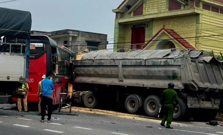 Xe khách lao vào nhà dân sau khi tông liên tiếp 2 xe tải, 8 người bị thương - Ảnh 2.