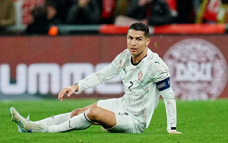 Cổ động viên chế giễu Ronaldo vì 'quả phạt đền tệ nhất lịch sử' - Ảnh 2.