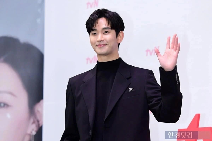 50 cảnh sát bảo vệ Kim Soo Hyun; Đạo diễn Mùa len trâu huy động vốn cộng đồng làm phim mới - Ảnh 1.