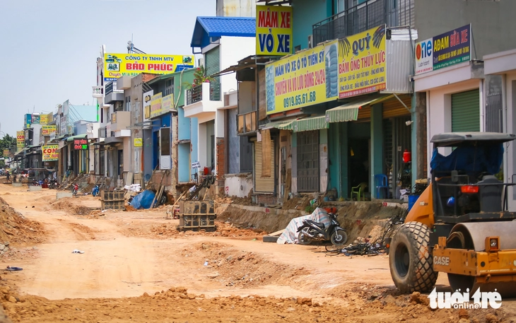 Nền cao hơn mặt đường 3m, người dân dự án vành đai 3 Tân Vạn bắc thang vô nhà - Ảnh 5.