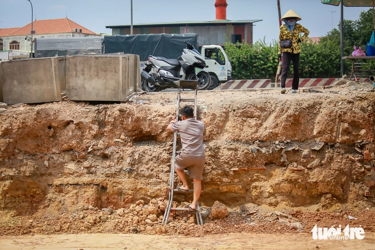 Nền cao hơn mặt đường 3m, người dân dự án vành đai 3 Tân Vạn bắc thang vô nhà - Ảnh 7.